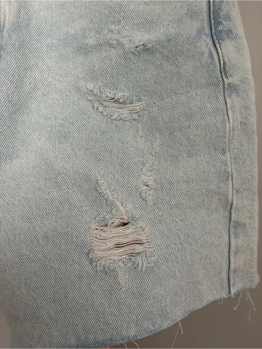 Wild Fable High Rise Mom Denim Shorts Distressed Light Wash Size 6 Raw Hem